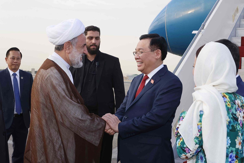 At the welcome ceremony for NA Chairman Vuong Dinh Hue at Mehrabad International Airport, Tehran.