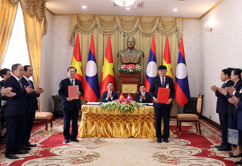 President Vo Van Thuong and Lao Party General Secretary and President Thongloun Sisoulith witness the signing of a memorandum of understanding on science cooperation between the Vietnam’s Ministry of Science and Technology and the Lao’s Ministry of Education and Sports.