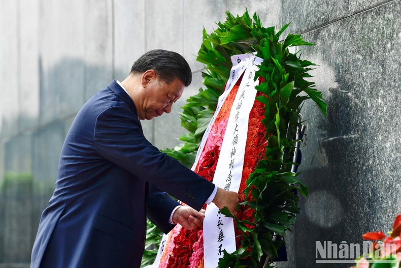 Chinese Party General Secretary and President Xi Jinping laid a wreath of flowers in tribute to President Ho Chi Minh.