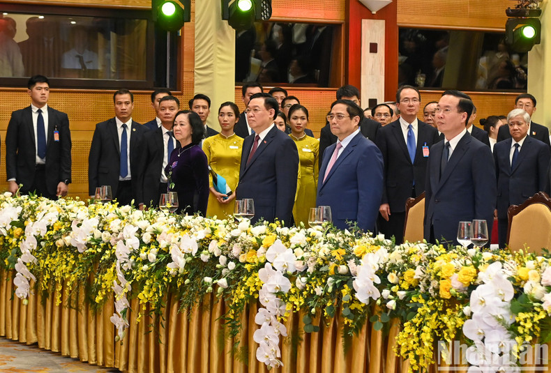 President Vo Van Thuong; Prime Minister Pham Minh Chinh; National Assembly Chairman Vuong Dinh Hue; Truong Thi Mai, Politburo member, standing member of the Communist Party of Vietnam (CPV)’s Central Committee Secretariat and head of the CPV Central Committee's Organisation Commission; and delegates at the event. (Photo: NDO/Duy Linh)