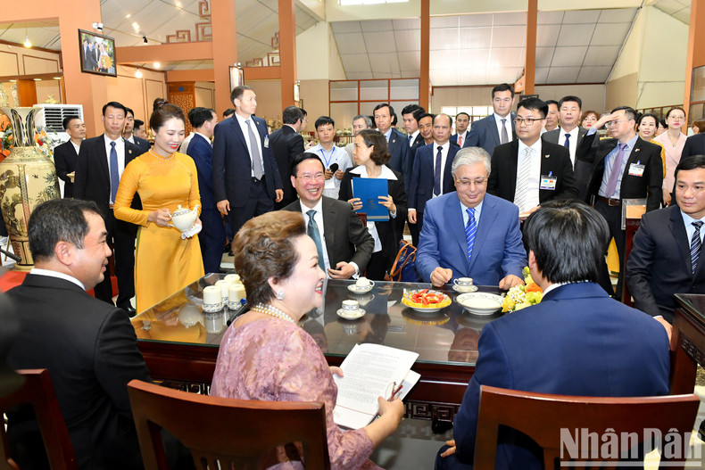 Delegates listen to the history and development of Chu Dau pottery village. Delegates listen to the history and development of Chu Dau pottery village.