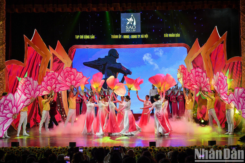 The programme opens with a choir performance entitled ‘Vietnam, we are moving forward’. The programme opens with a choir performance entitled ‘Vietnam, we are moving forward’.