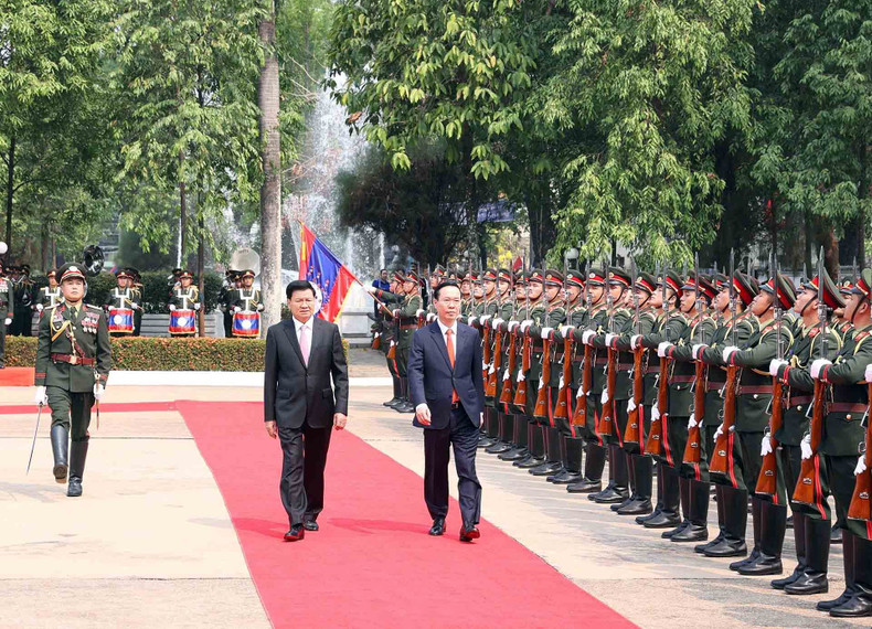 President Vo Van Thuong and Party General Secretary and President of Laos Thongloun Sisoulith review the Lao honor guard at the welcome ceremony for the Vietnamese President (Photo: VNA).