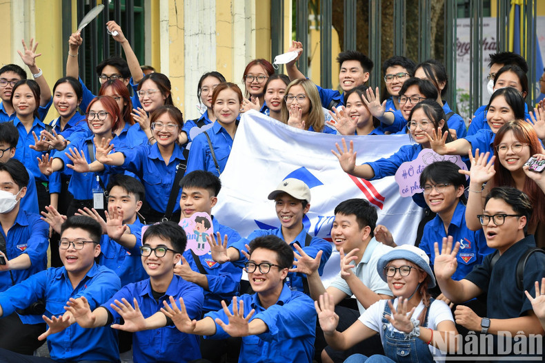 Youth union members and student volunteers have created beautiful moments by offering help to candidates of the 2023 National High School Graduation Exam. Youth union members and student volunteers have created beautiful moments by offering help to candidates of the 2023 National High School Graduation Exam.