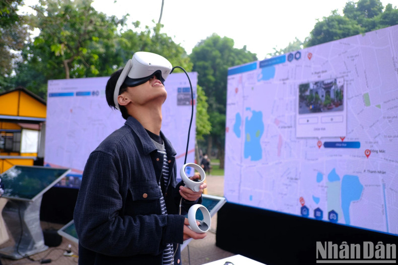 A student experiences the VR360 virtual tour of Hanoi with VR Glasses. A student experiences the VR360 virtual tour of Hanoi with VR Glasses.