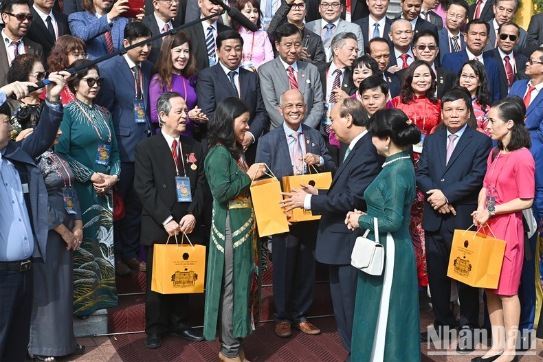 President Nguyen Xuan Phuc presented gifts to the overseas Vietnamese delegates.