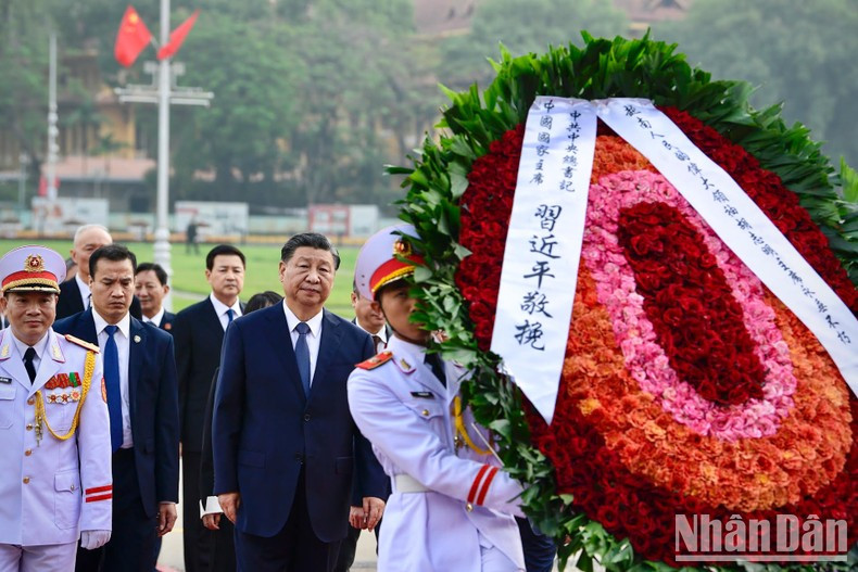 Chinese Party General Secretary and President Xi Jinping and a Chinese high-ranking delegation laid a wreath of flowers and paid tribute to President Ho Chi Minh.