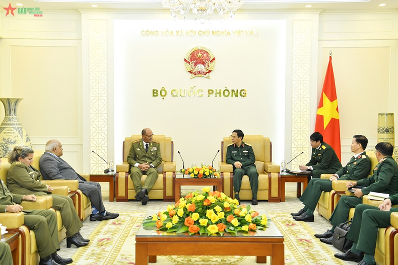 General Phan Van Giang, Politburo member, Deputy Secretary of the Central Military Commission and Minister of National Defence (R) receives Sen. Lieut. Gen. Roberto Legra Sotolongo (Photo: qdnd.vn)