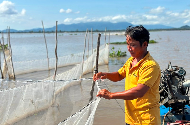 Le Van Tung checks the fishing net
