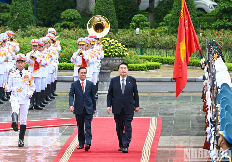 President Vo Van Thuong and RoK President Yoon Suk Yeol inspect the guards of honour at the welcome ceremony.