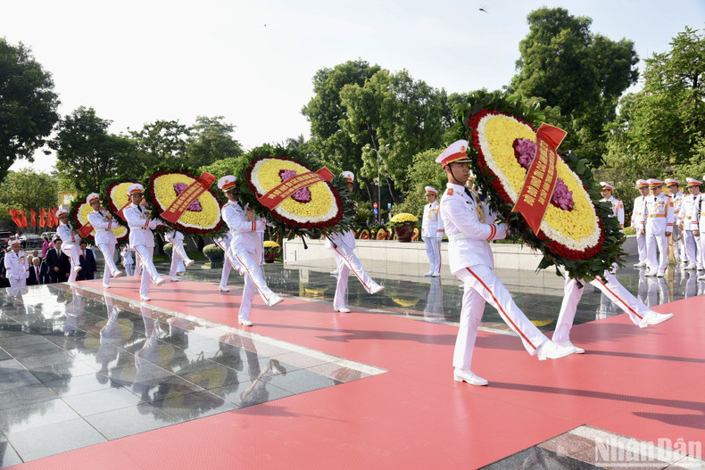 The delegation laid wreaths at the monument to war heroes and fallen soldiers on Bac Son street in Hanoi.