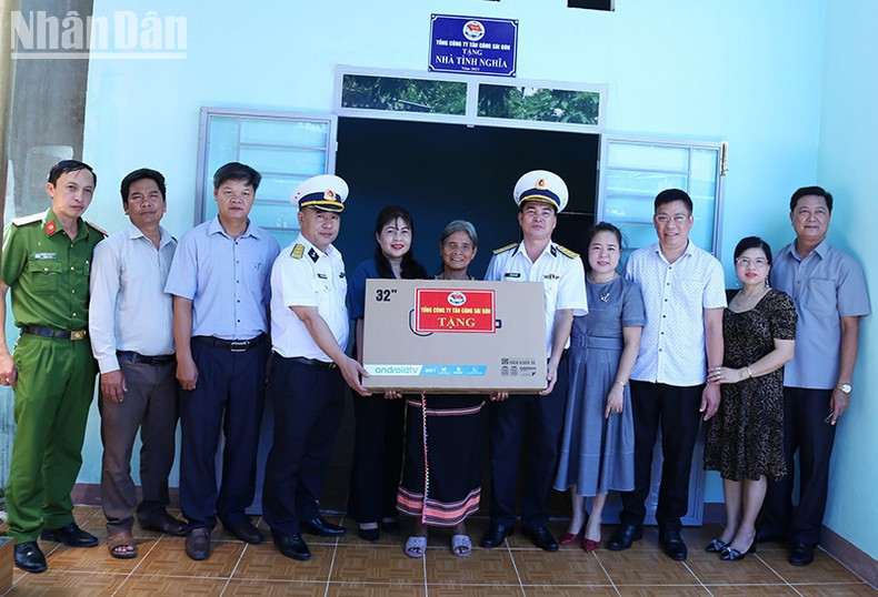 Five social house worth 80 million VND each handed over to a families of policy beneficiaries in Kon Tum province. Five social house worth 80 million VND each handed over to a families of policy beneficiaries in Kon Tum province.