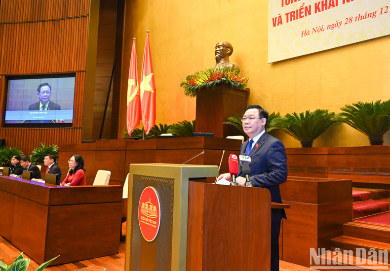 NA Chairman Vuong Dinh Hue speaks at the conference.
