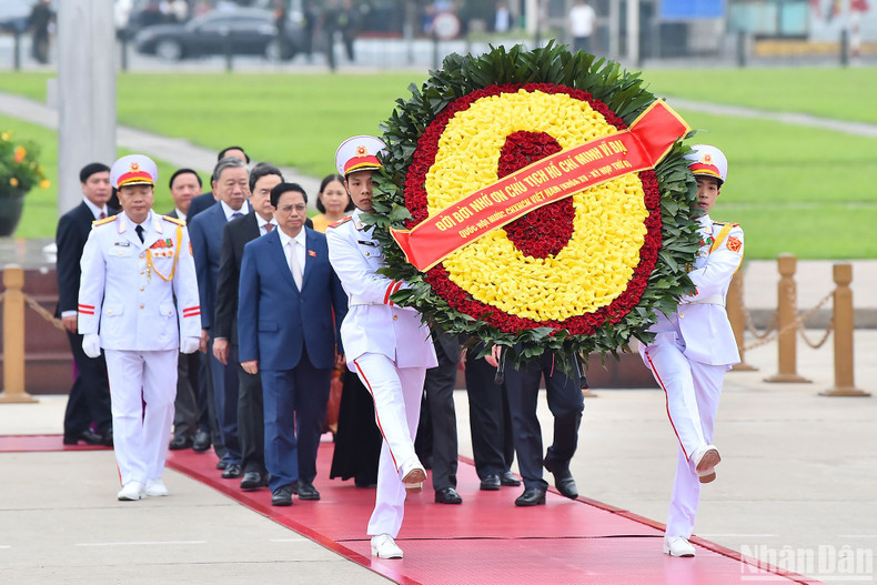 The delegation's wreath says “Forever grateful to great President Ho Chi Minh”.
