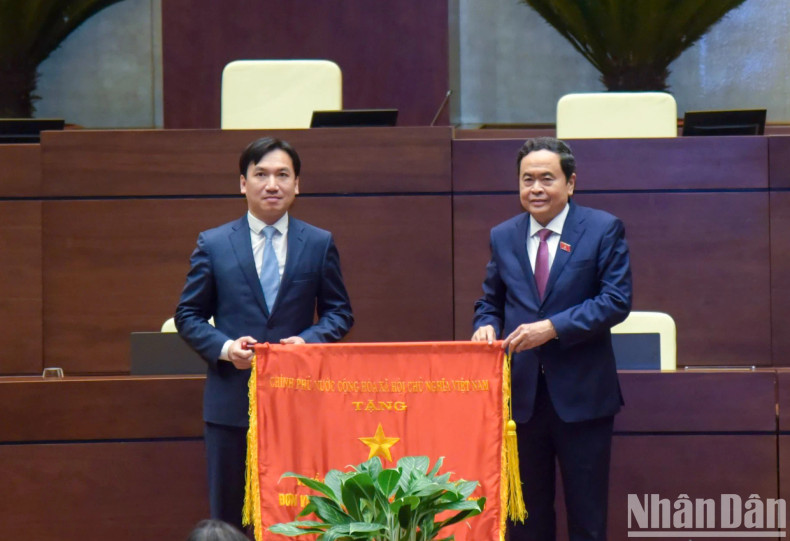 NA Standing Vice Chairman Tran Thanh Man awards the Government’s emulation flag to the NA Office’s Human Resources Department.