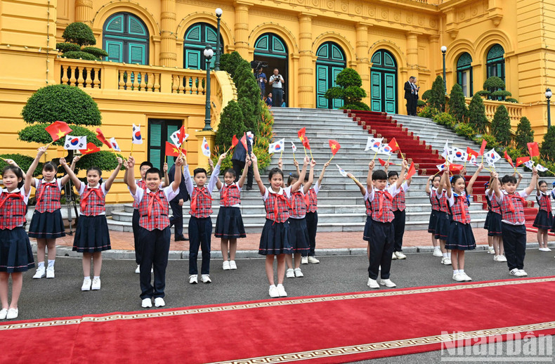 Children weaving the national flags of Vietnam and the RoK to welcome RoK President Yoon Suk Yeol and his spouse.