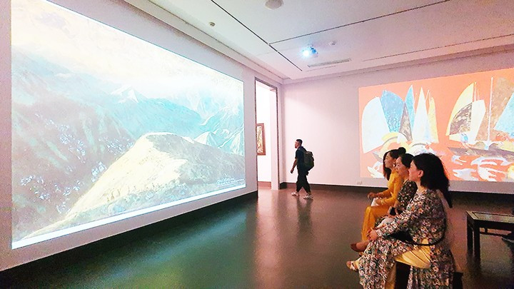 In addition to introducing the original paintings, the exhibition also displays eight paintings presented in large format, using cinemagraphs and motion graphics technology. In addition to introducing the original paintings, the exhibition also displays eight paintings presented in large format, using cinemagraphs and motion graphics technology.