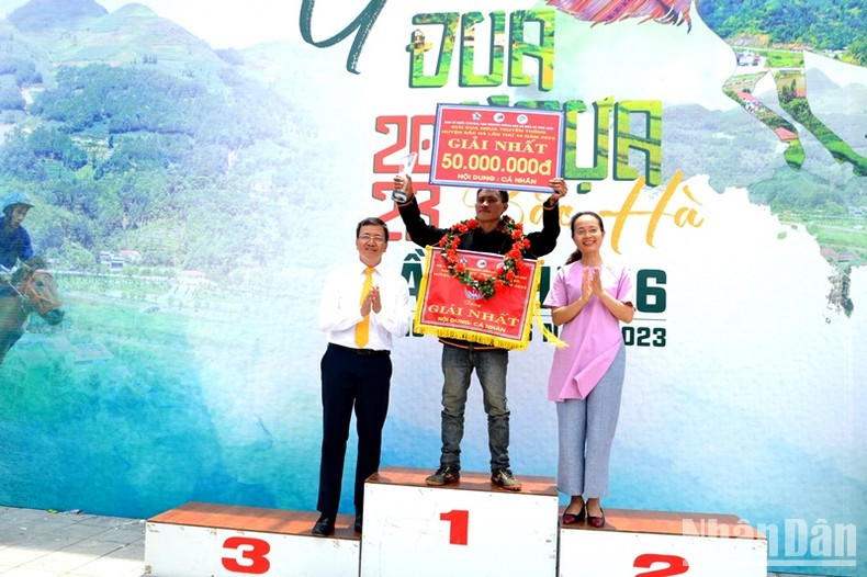 Jockey Thao Seo Phu from Ban Pho Commune, Bac Ha District, won the race and was awarded VND50 million in cash. One second, one third, and one fourth prize was also awarded to other excellent jockeys.