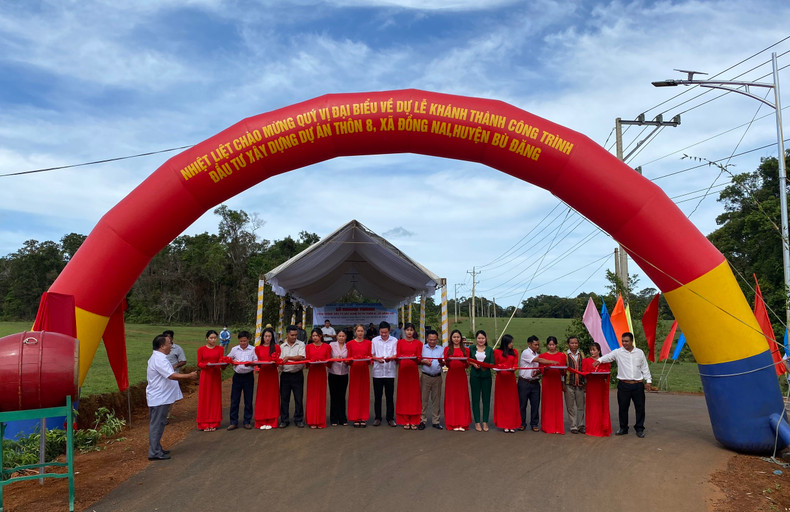 At the inauguration ceremony of the project to facilitate people’s travelling demand in village 8, Dong Nai Commune, Bu Dang District (Photo: binhphuoc.gov.vn)