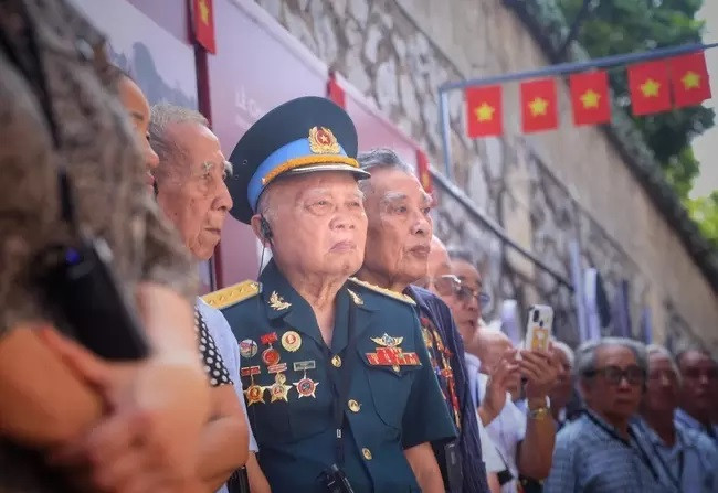 Colonel Duong Niet is among historical witnesses attending the opening of the exhibition (Photo: thethaovanhoa.vn) Colonel Duong Niet is among historical witnesses attending the opening of the exhibition (Photo: thethaovanhoa.vn)