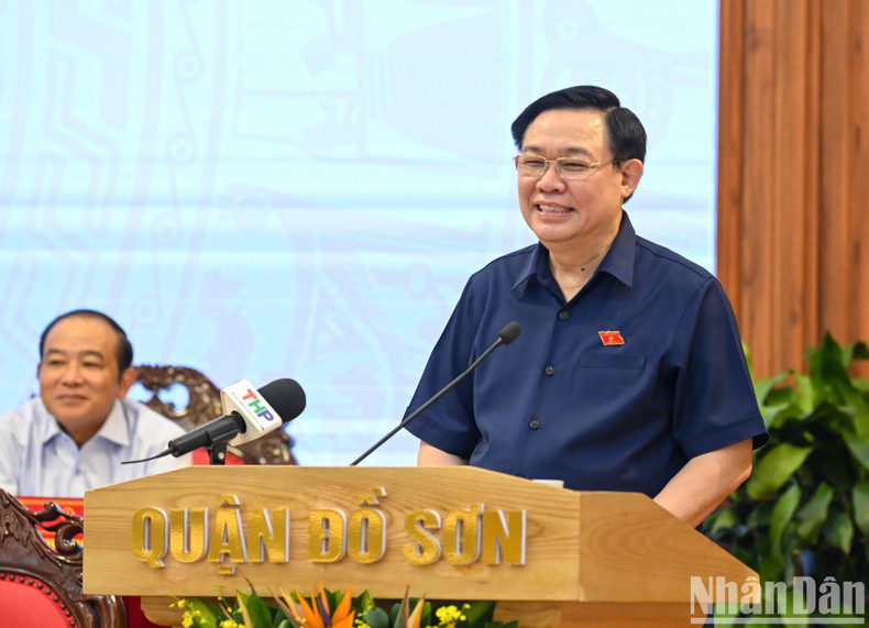 NA Chairman Vuong Dinh Hue speaking at the meeting NA Chairman Vuong Dinh Hue speaking at the meeting