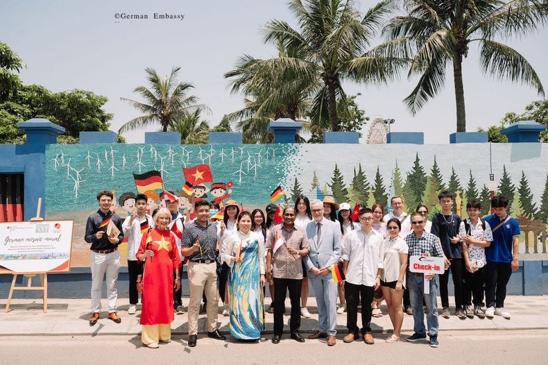 Delegates pose for a group photo in front of the mural painting (Photo: German Embassy Hanoi) Delegates pose for a group photo in front of the mural painting (Photo: German Embassy Hanoi)