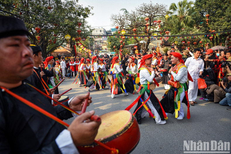 ‘Con Di Danh Bong’ dance is one of 10 folkdances in Hanoi. ‘Con Di Danh Bong’ dance is one of 10 folkdances in Hanoi.