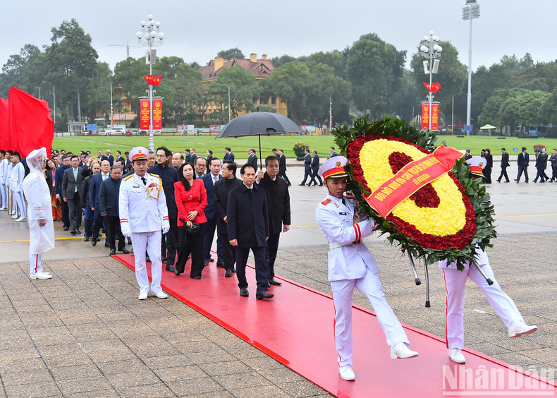 The delegation's wreath says “Forever grateful to great President Ho Chi Minh”.