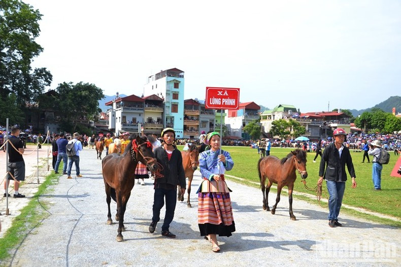 The jockeys joined a march before entering the competition. The event witnessed the competition of 104 jockeys from the districts of Si Ma Cai, Bac Ha, and Bat Xat Ha of Lao Cai Province.