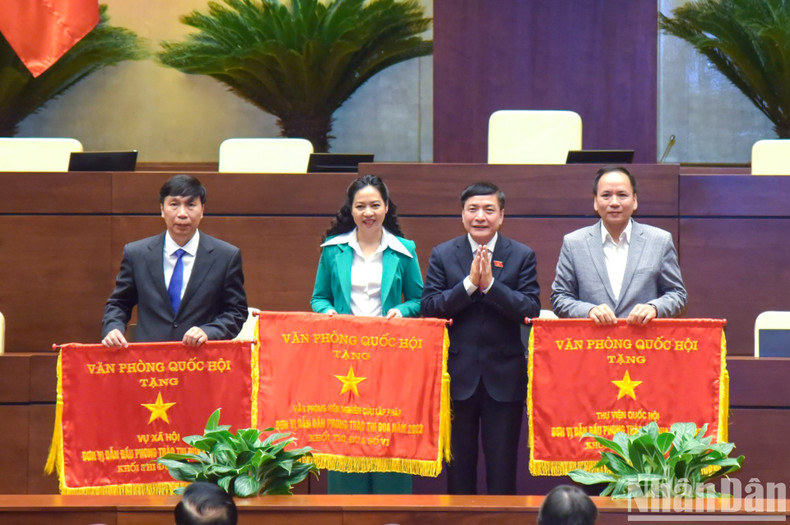 NA General Secretary and Chairman of the NA Office, Bui Van Cuong, awards the NA Office’s emulation flag to the Department of Social Issues, NA’s Library, and the Institute of Legislative Research.