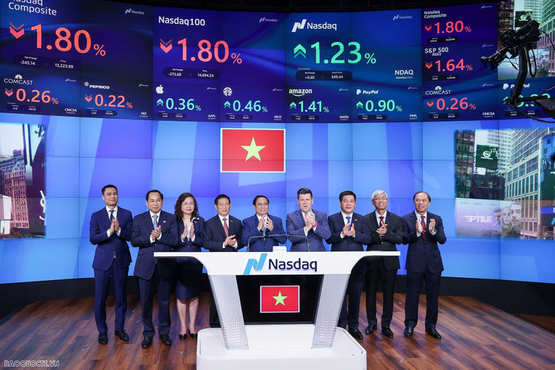 Prime Minister Pham Minh Chinh (centre) rings the bell to open a trading session at the Nasdaq Stock Market. (Photo: VNA) Prime Minister Pham Minh Chinh (centre) rings the bell to open a trading session at the Nasdaq Stock Market. (Photo: VNA)