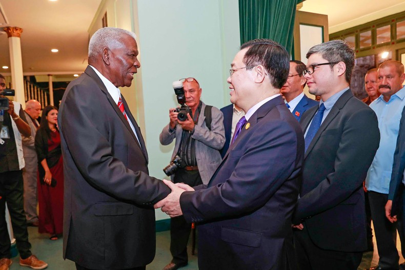 President of the NA of People's Power of Cuba Esteban Lazo Hernández (L) welcomes NA Chairman Vuong Dinh Hue. President of the NA of People's Power of Cuba Esteban Lazo Hernández (L) welcomes NA Chairman Vuong Dinh Hue.