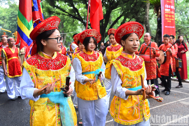 With outstanding physical strength and intelligence, he became a mandarin under the reign of King Ly Thai Tong (1028 – 1054). With outstanding physical strength and intelligence, he became a mandarin under the reign of King Ly Thai Tong (1028 – 1054).