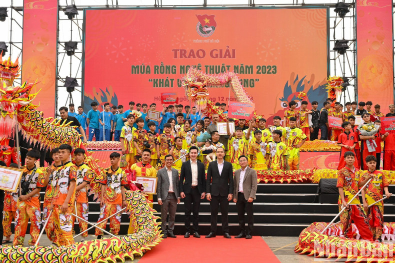 Winners of the dragon dance competition honoured. Winners of the dragon dance competition honoured.