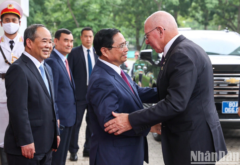 Prime Minister Pham Minh Chinh welcomes Australian Governor-General David Hurley.