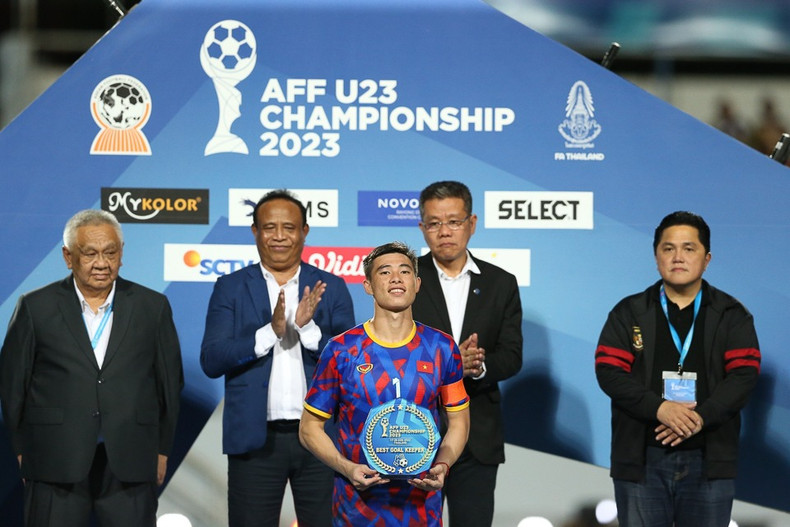 Vietnam’s Quan Van Chuan wins the “Best Goalkeeper” award. (Photo: VFF)