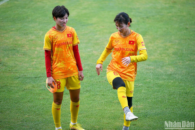 Vietnamese national women's football team train hard ahead of World Cup finals ảnh 4