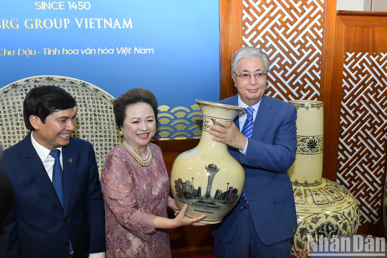Kazakh President Kassym-Jomart Tokayev receives a gift from the Chu Dau Ceramics JSC. Kazakh President Kassym-Jomart Tokayev receives a gift from the Chu Dau Ceramics JSC.