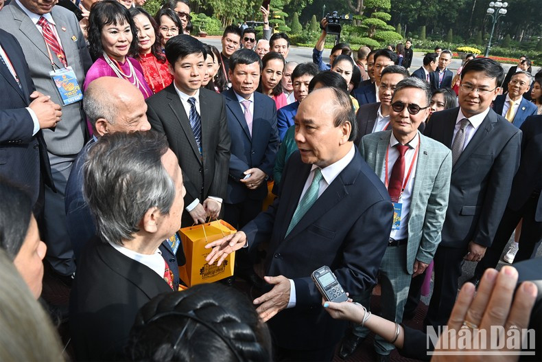 President Nguyen Xuan Phuc talked with the overseas Vietnamese delegates.
