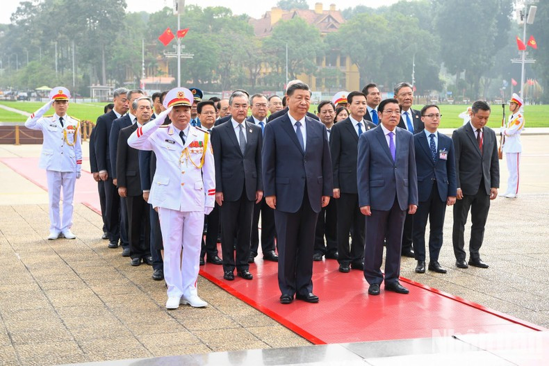 Chinese Party General Secretary and President Xi Jinping and a Chinese high-ranking delegation paid tribute to President Ho Chi Minh.