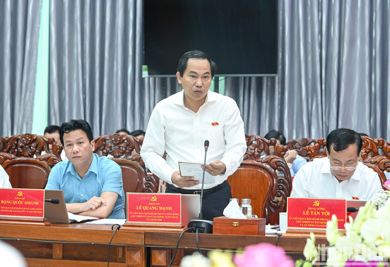 Chairman of the NA’s Finance and Budget Committee Le Quang Manh speaking at the meeting. Chairman of the NA’s Finance and Budget Committee Le Quang Manh speaking at the meeting.