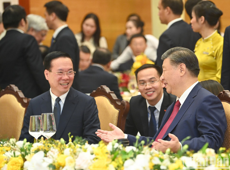 President Vo Van Thuong and Chinese Party General Secretary and President Xi Jinping at the grand banquet. (Photo: NDO/Duy Linh)