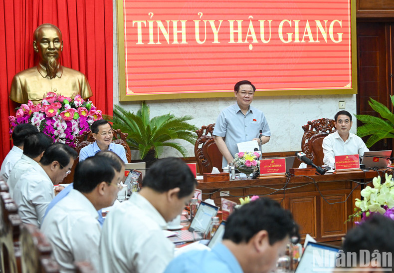 In his opening speech, NA Chairman Vuong Dinh Hue suggests key topics for the meeting’s discussions. In his opening speech, NA Chairman Vuong Dinh Hue suggests key topics for the meeting’s discussions.