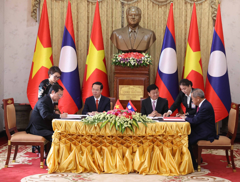 President Vo Van Thuong and Lao Party General Secretary and President Thongloun Sisoulith witness the signing of a memorandum of between the Vietnam’s Ministry of Science and Technology and the Lao’s Ministry of Technology and Communications.
