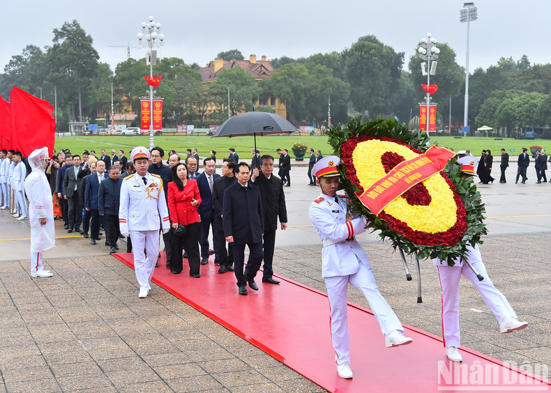 Delegation of foreign ministry and chiefs of Vietnamese representative agencies abroad pay homage to President Ho Chi Minh.