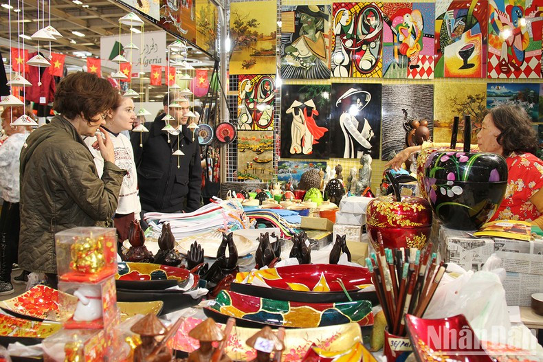 Visitors to a booth of Vietnam at the Paris Fair 2023 (Photo: NDO/Minh Duy)
