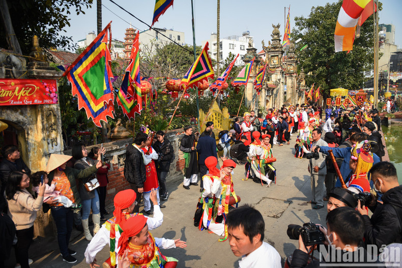 The dance drew much interest from villagers and visitors alike. The dance drew much interest from villagers and visitors alike.