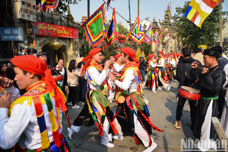 They dance in pairs and pat their small drums, which they wear in front of their stomach. The movements of the dance are liberal and strong, but also very soft and flexible. They dance in pairs and pat their small drums, which they wear in front of their stomach. The movements of the dance are liberal and strong, but also very soft and flexible.