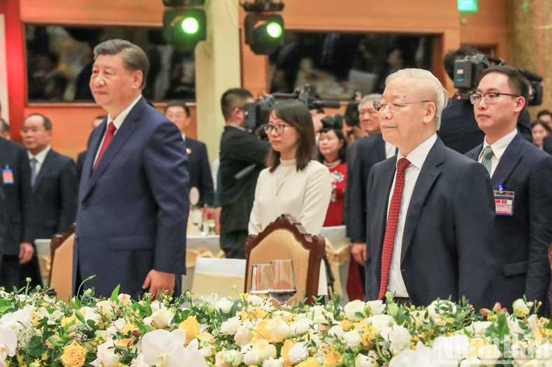 Party General Secretary Nguyen Phu Trong and Chinese Party General Secretary and President Xi Jinping at the grand banquet. (Photo: NDO/Duy Linh)