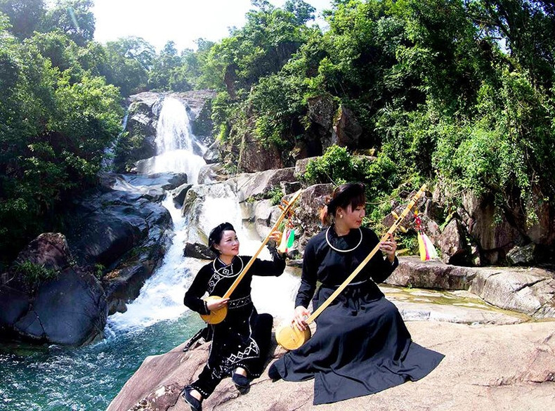 Khe Van waterfall is one of the most famous scenic spot in Binh Lieu District. (Photo: baodantoc.vn)